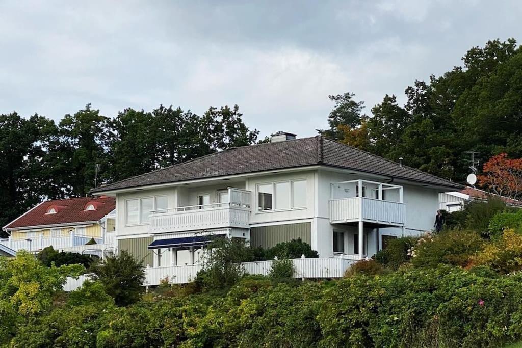 Apartment Right Next To The Golf Course And With The Ocean Just Around The Corner Ljungskile Bagian luar foto