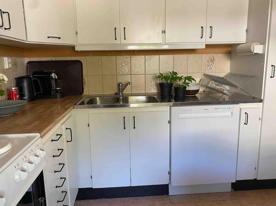 Apartment Right Next To The Golf Course And With The Ocean Just Around The Corner Ljungskile Bagian luar foto