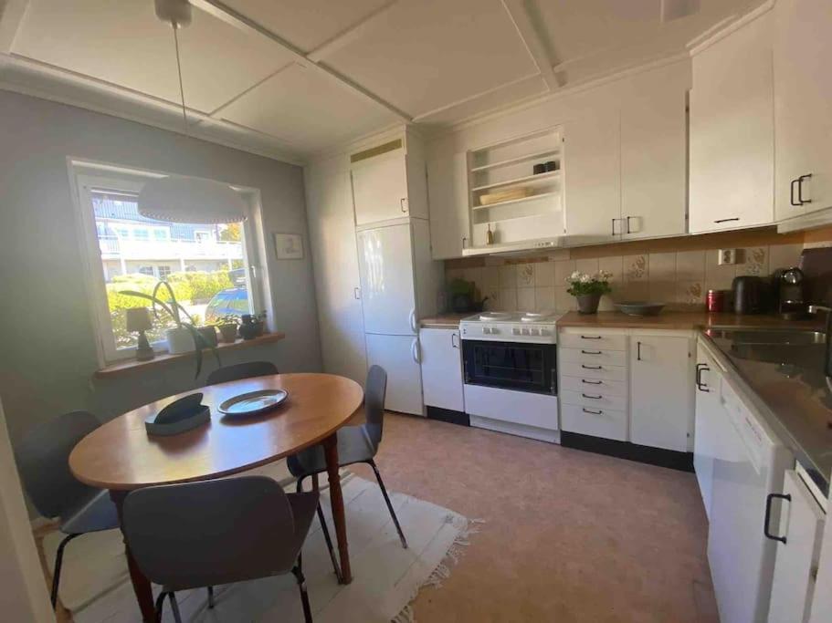 Apartment Right Next To The Golf Course And With The Ocean Just Around The Corner Ljungskile Bagian luar foto